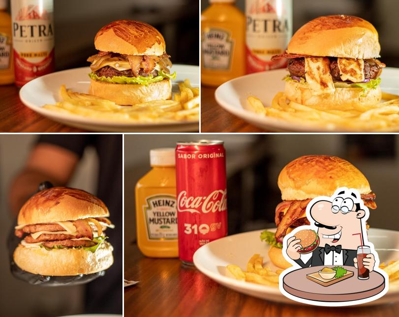 Delicie-se com um hambúrguer no Gonzzaro Burger & Pizza