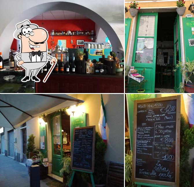 La immagine della esterno e lavagna di Osteria La Piccola