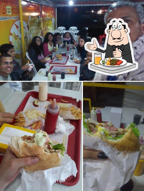 A comida e mesa de jantar do restaurante