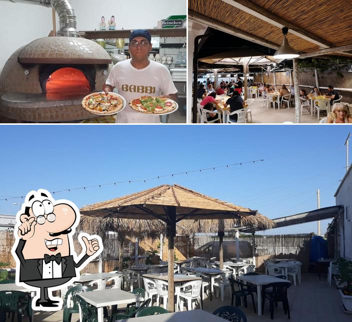 Gli interni di Pizzeria "Onda onda blu "sala all'aperto parcheggio libero