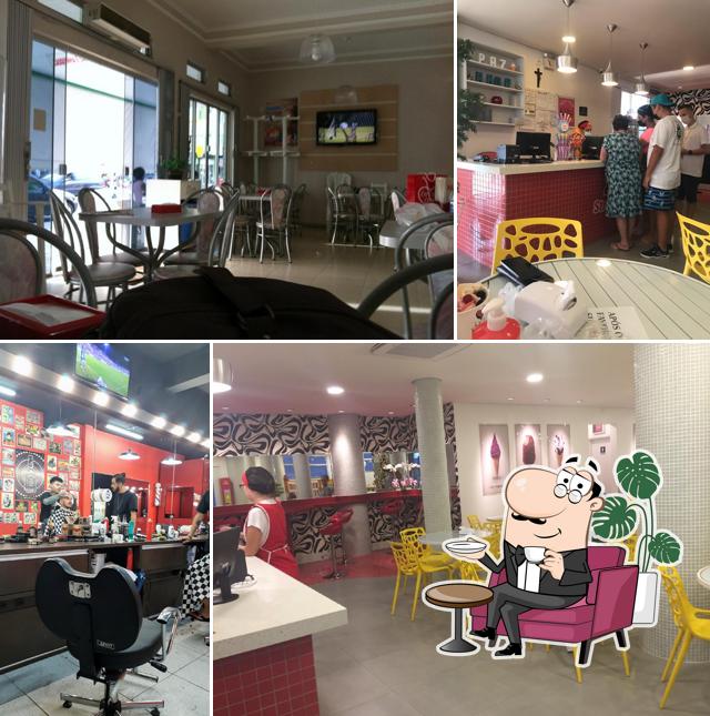 Sente em uma das mesas no Sorvetes Stringari São Vicente