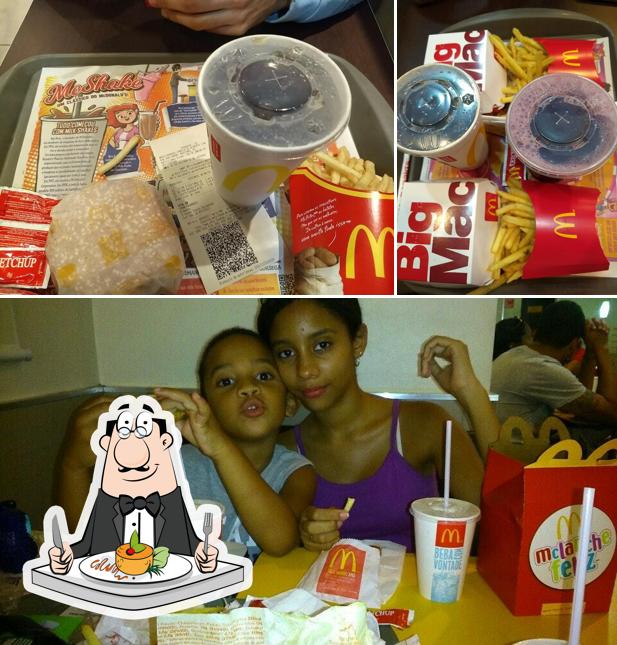 A foto do McDonald's’s comida e interior