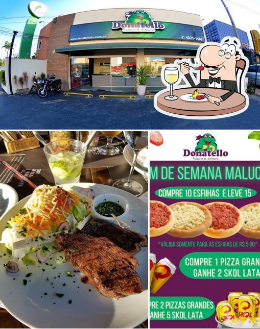 Entre diferentes coisas, comida e álcool podem ser encontrados a Donatello Pizzaria e Esfiharia