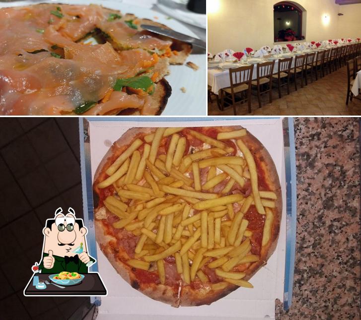 La cibo e tavolo da pranzo del ristorante