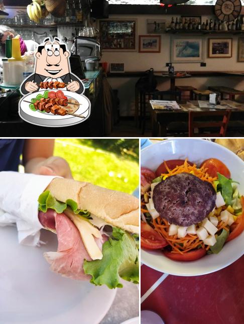 Questa è la foto che presenta la cibo e interni di Mary Jo Cafe'