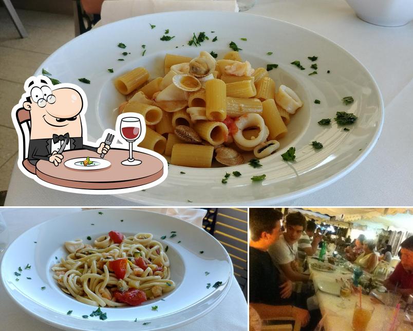 Tra le varie cose da Ohana-La Bussola si possono trovare la cibo e interni