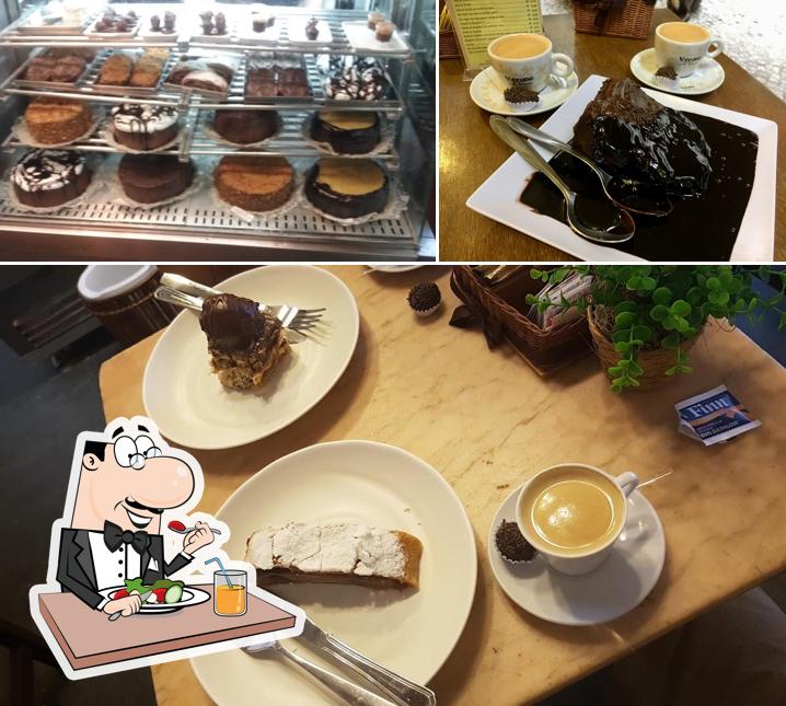 Esta é a foto mostrando comida e bebida no A Colher de Pau