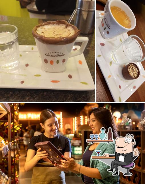 Sente em uma das mesas no Cacau Show - Chocolates