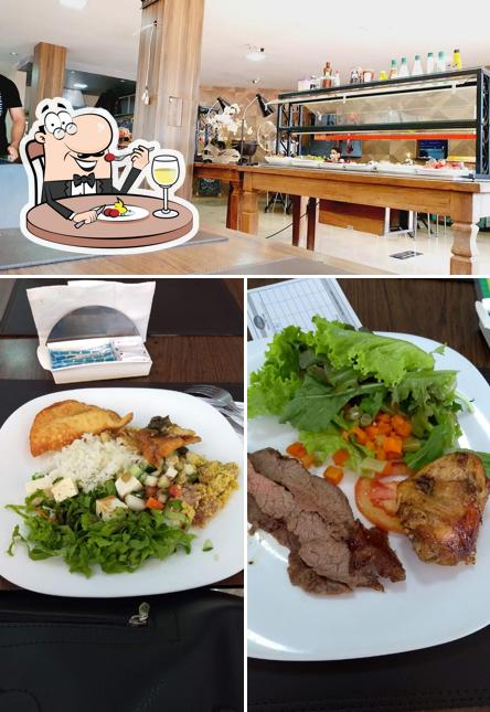 Esta é a foto mostrando comida e interior a Restaurante Vitória