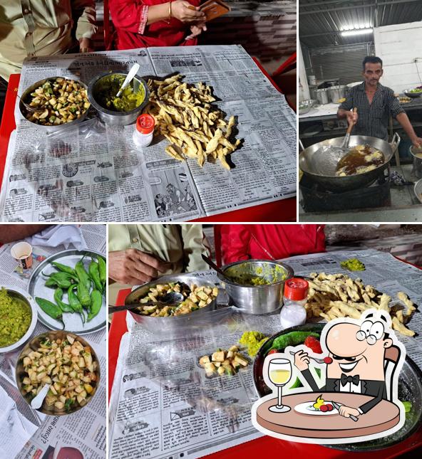 Food at Bajarang gathiya & bhajiya