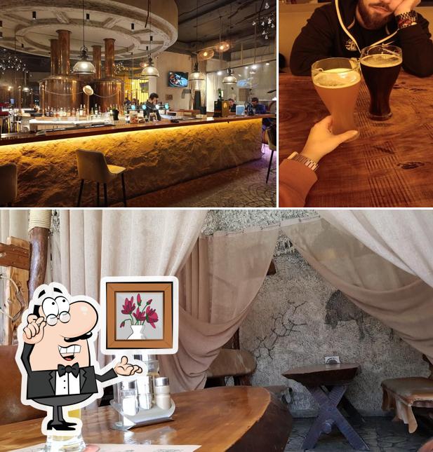 Installez-vous à l'une des tables de Beer House