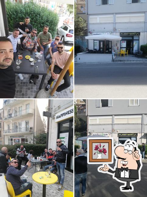 Dai un'occhiata agli interni di Happiness Café