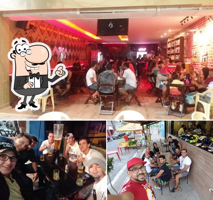 Sente em uma das mesas no Rock Bar