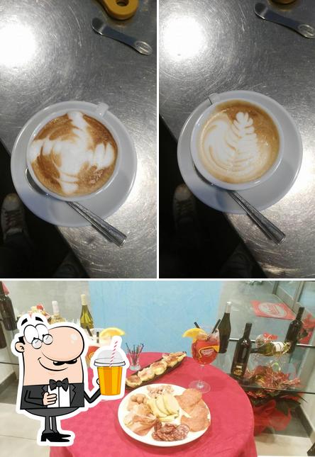 Goditi qualcosa da bere a Intrigo Caffè