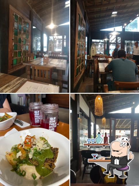 Sente em uma das mesas no Brotô Bistro