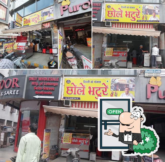 The exterior of Delhi Ke Famous Chhole Bhature