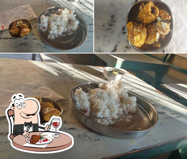 Order meat dishes at Rangar Machhi Bhat Dhaba Bhainga