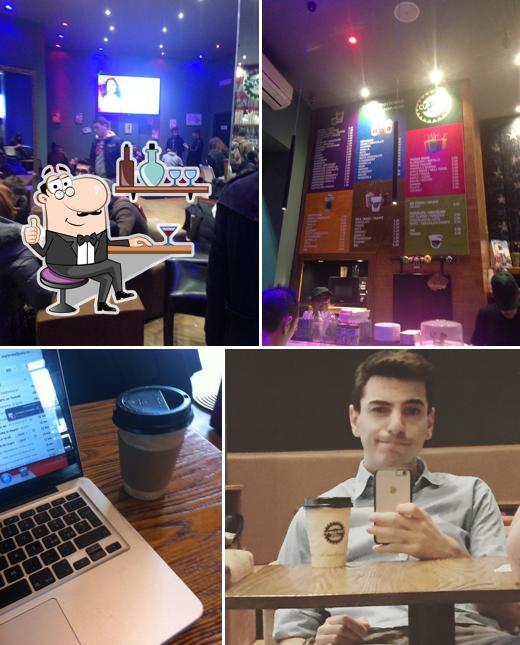 Gli interni di Cup Cap's coffee