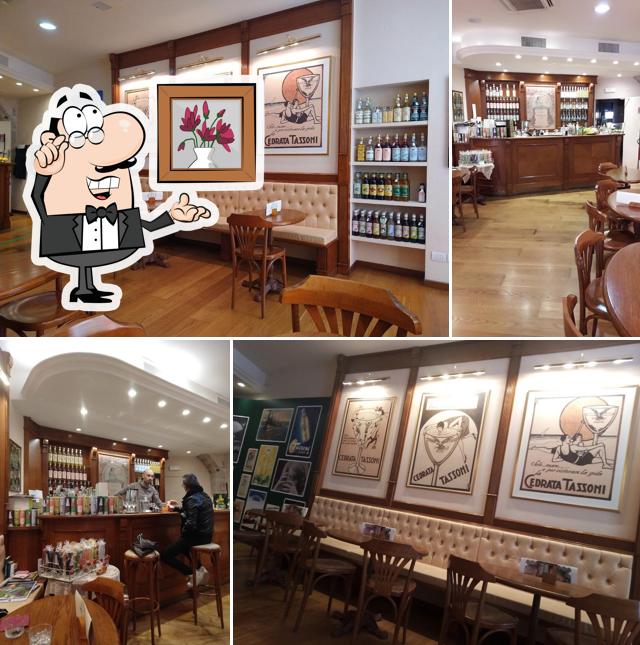 Siediti a un tavolo di Tassoni Shop and Drink