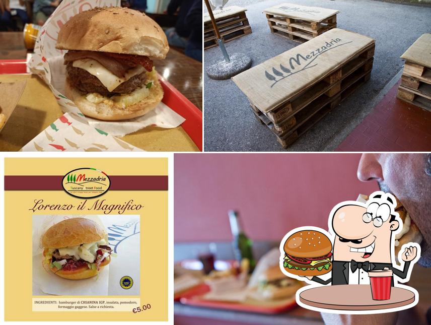 Prenditi un hamburger a MEZZADRIA -hamburgeria Toscana