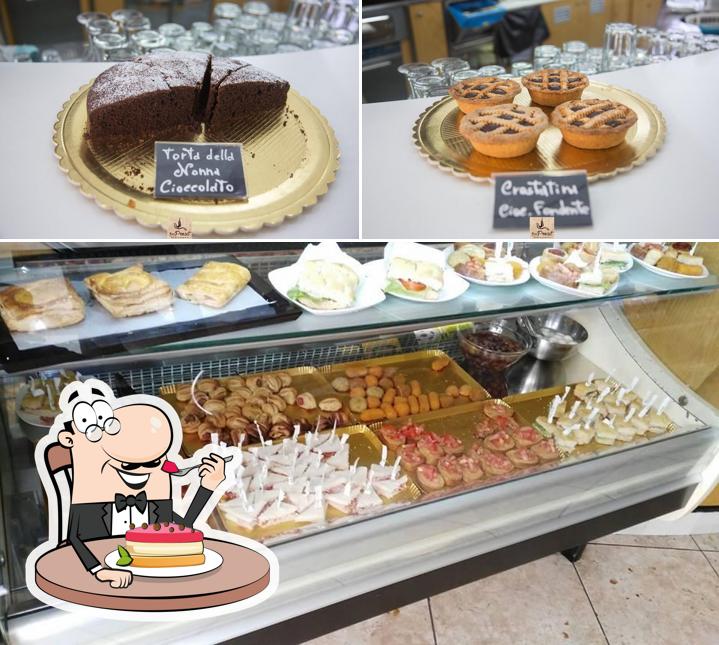 Bar Prosit Ploom Store serve un'ampia gamma di dessert