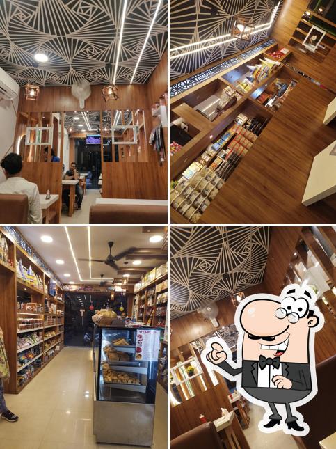 FAMOUS BAKES CAKE HOUSE