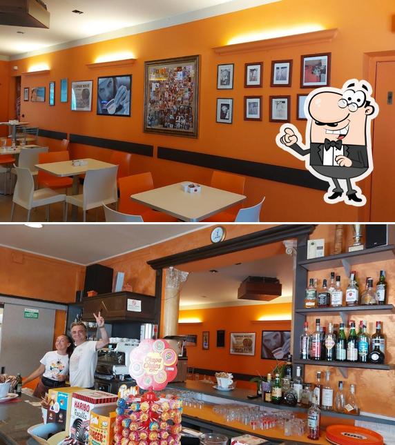 Dai un'occhiata agli interni di Bar Ideal