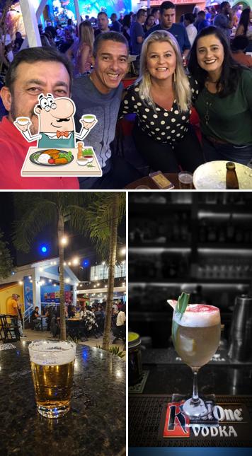 A foto da comida e balcão de bar no Bar do Zeca Pagodinho - Vogue Square