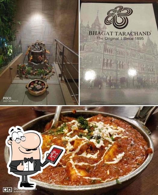The restaurant's exterior and pizza