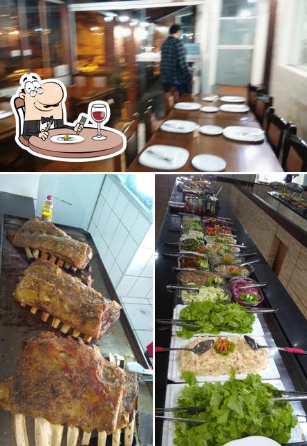 Dê uma olhada a imagem apresentando comida e mesa de jantar no Pizzaria e Churrascaria DonSini Chapecó