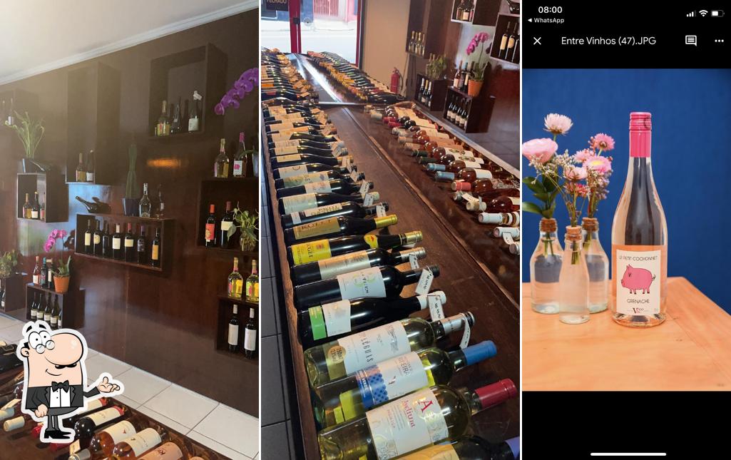 Sente em uma das mesas no Entre vinhos