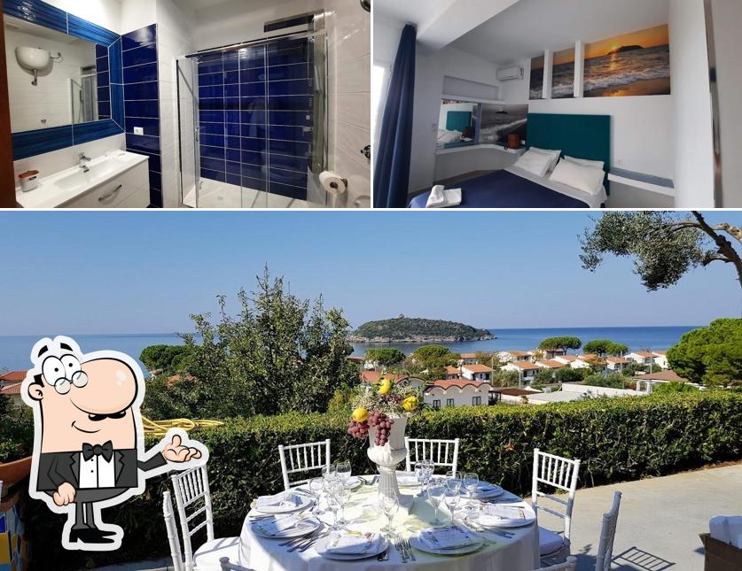 Siediti a un tavolo di Hotel Cristina con piscina