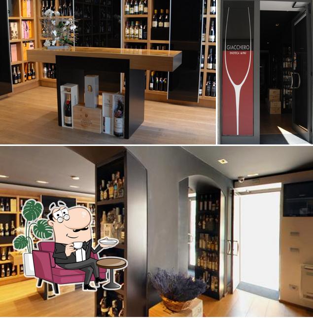 Gli interni di Enoteca Giacchero Vigevano dal 1967