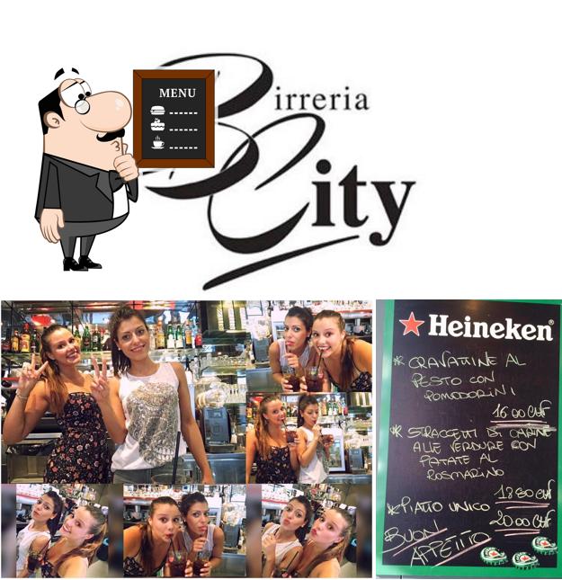 Ristorante Birreria City offre il menu scritto su una lavagna