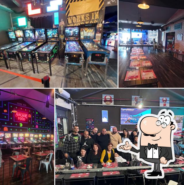Gli interni di Arcade and Food