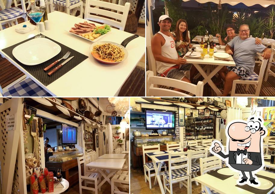 Sente em uma das mesas no Cantina Jeri