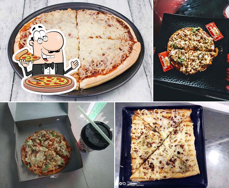 Try out pizza at Hangout Cafe