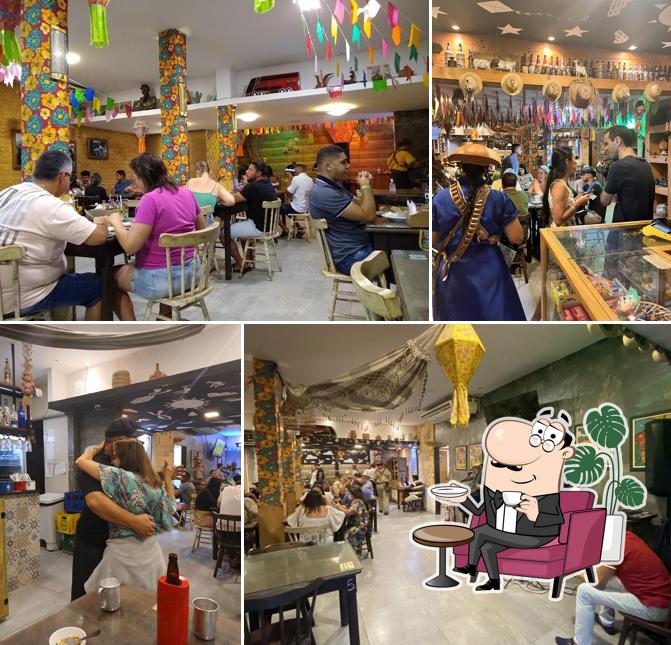 Sente em uma das mesas no Restaurante Farofa Fina