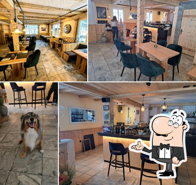 Siediti a un tavolo di Restaurant Alm