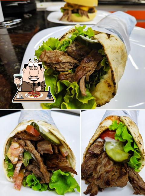 Peça refeições de carne no Califa's Hamburgueria