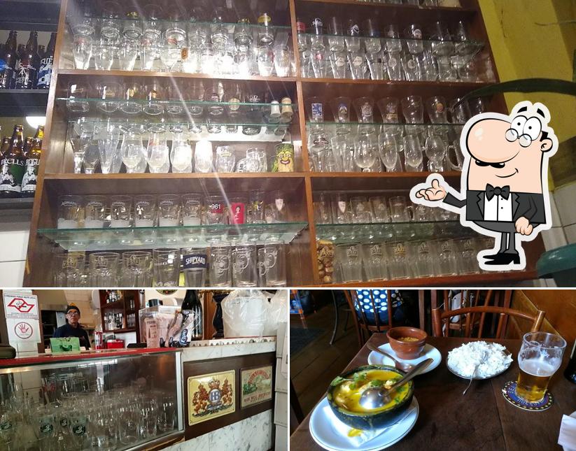 Sente em uma das mesas no FrangÓ