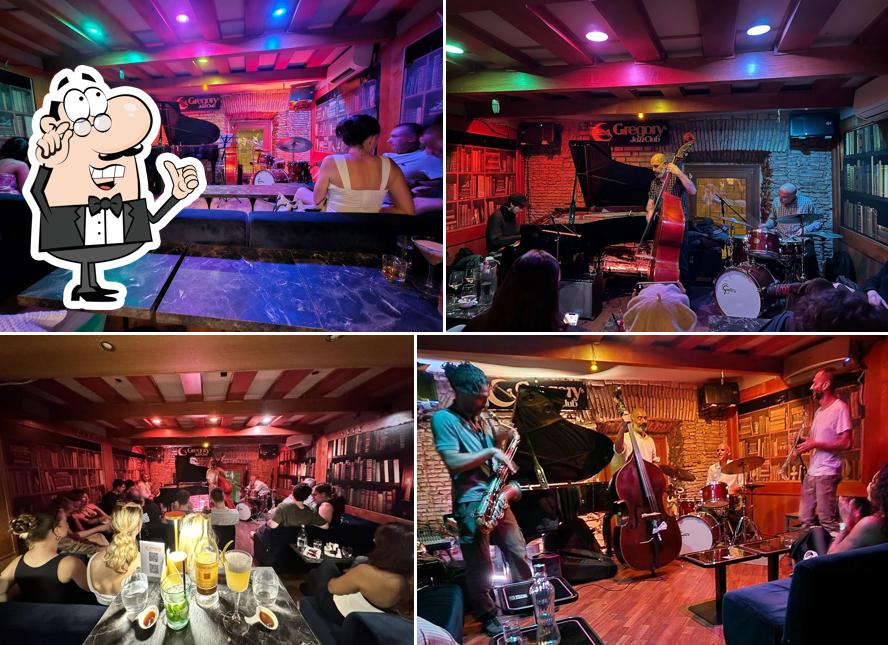 Dai un'occhiata agli interni di Gregory's Jazz club
