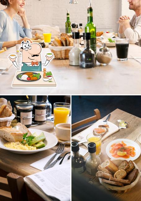 La immagine di cibo e vino da Le Pain Quotidien