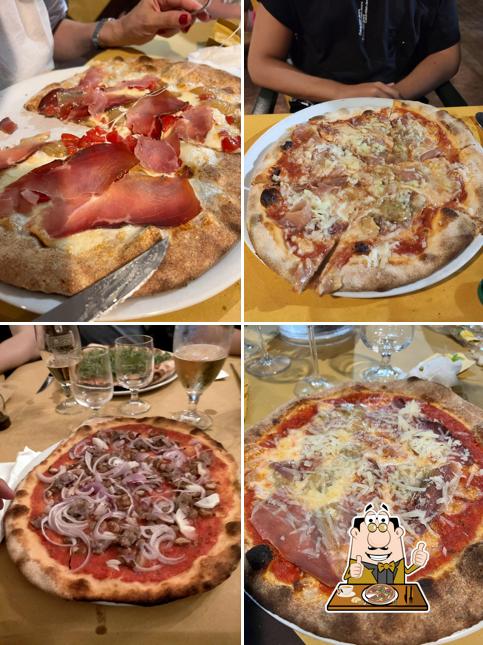A Ristorante I Rigattieri, puoi prenderti una bella pizza