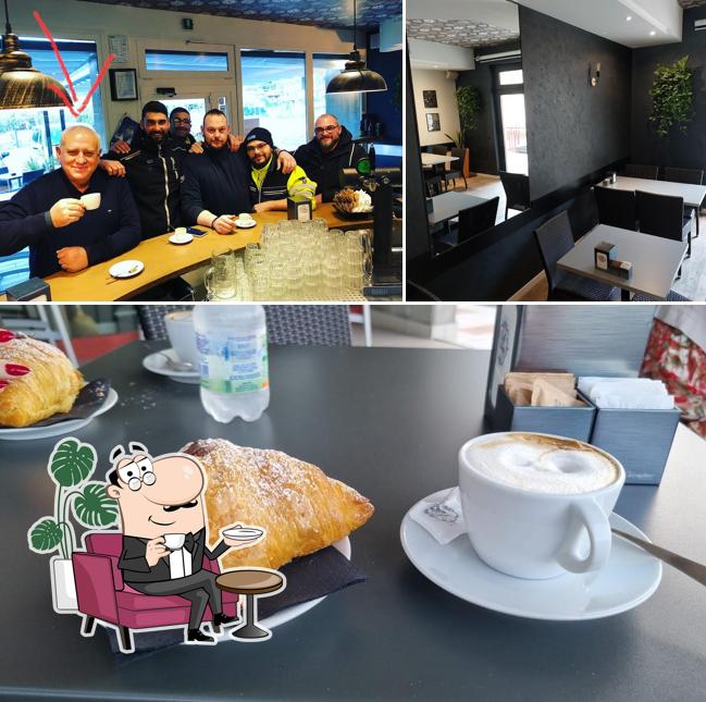 La foto della interni e cibo di BAR LA GOCCIA