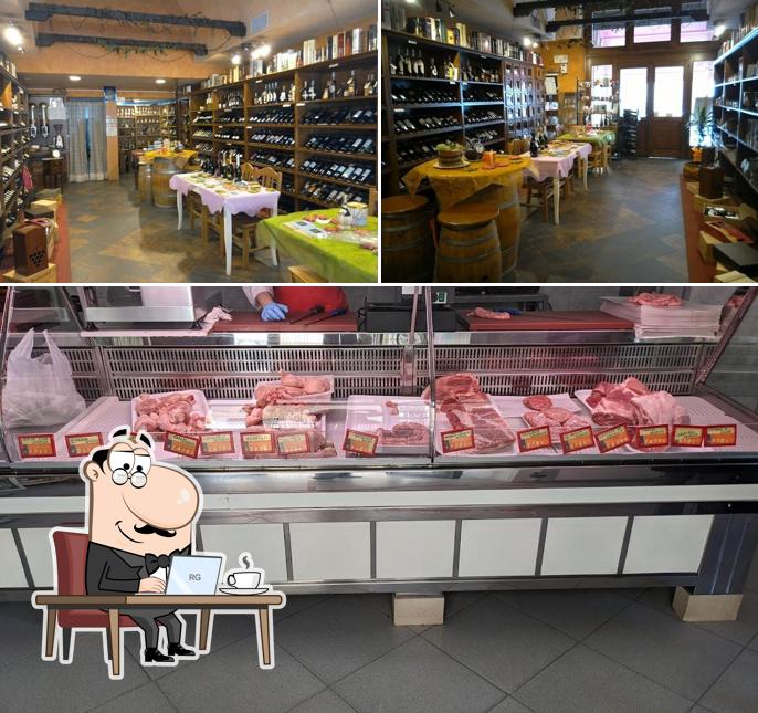 Questa è la foto che presenta la interni e cibo di Enoteca Vini e non solo di Piano Giuseppe