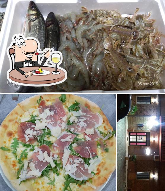 La cibo e interni del ristorante