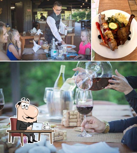 Questa è la immagine che mostra la interni e cibo di The Green & Grill Restaurant