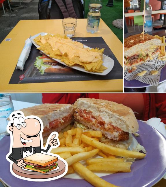 Prenditi un panino a Frank & Grace American Diner