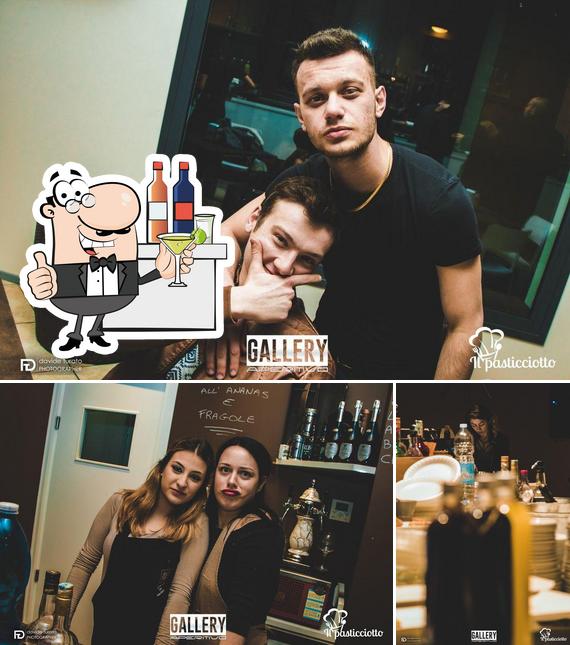 Dai un’occhiata alla immagine che raffigura la bancone da bar e interni di Il Pasticciotto